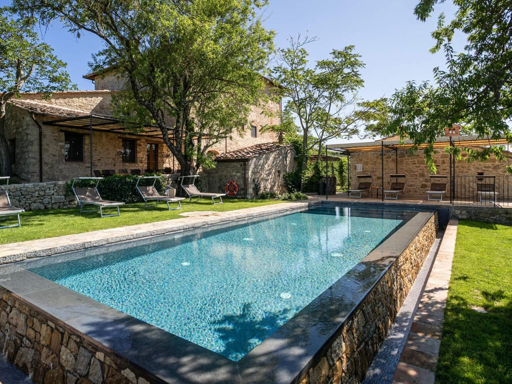 Podere Castello | Elegant Tuscan Farmhouse with vineyard views