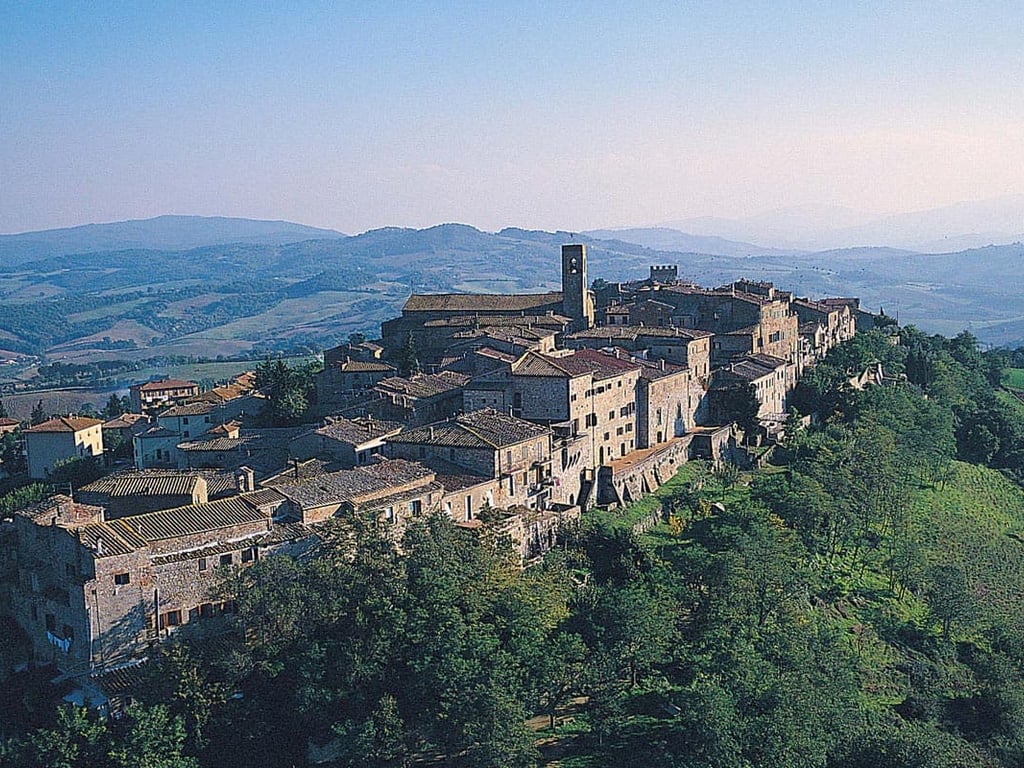 Rondine | Tuscan Village Apartment with a Private Garden