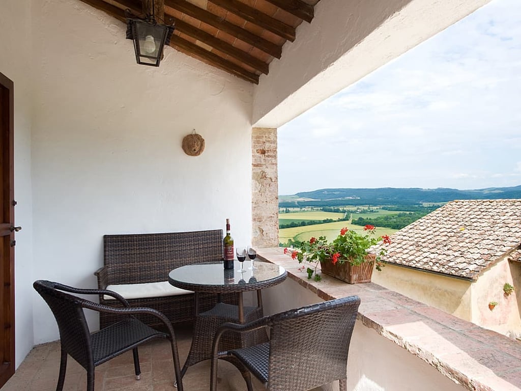 Ropoli Sopra | A Tuscan farmhouse with loggia close to Siena
