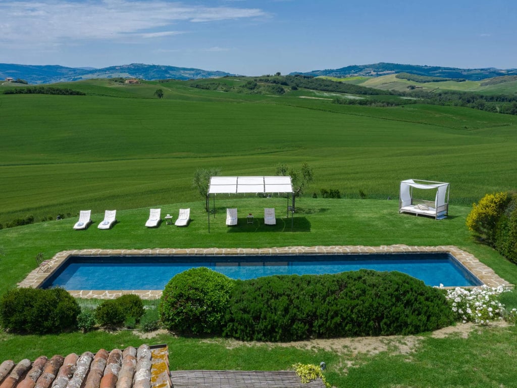 Villa Nuoto | An exquisite villa for 12 in Valdorcia