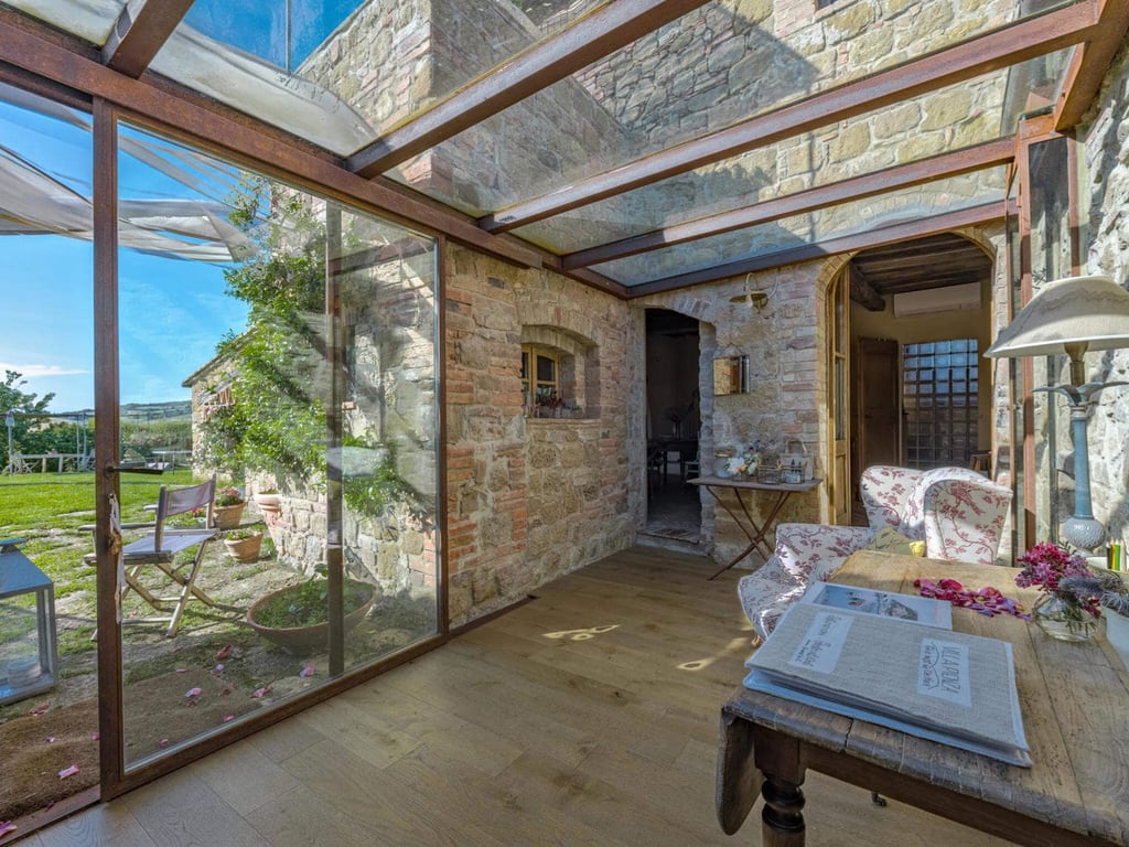 Villa Nuoto | An exquisite villa for 12 in Valdorcia