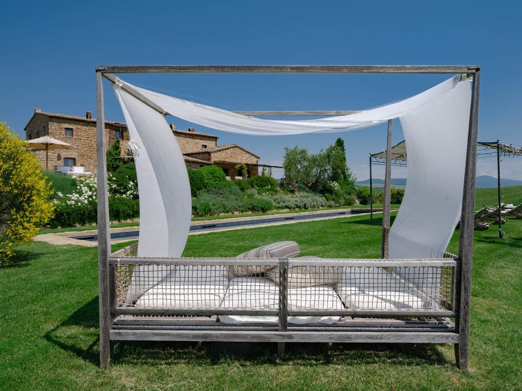 Villa Nuoto | An exquisite villa for 12 in Valdorcia