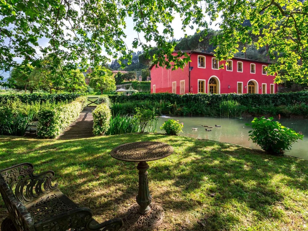 Salviati | A luxury villa with a private lake close to Lucca