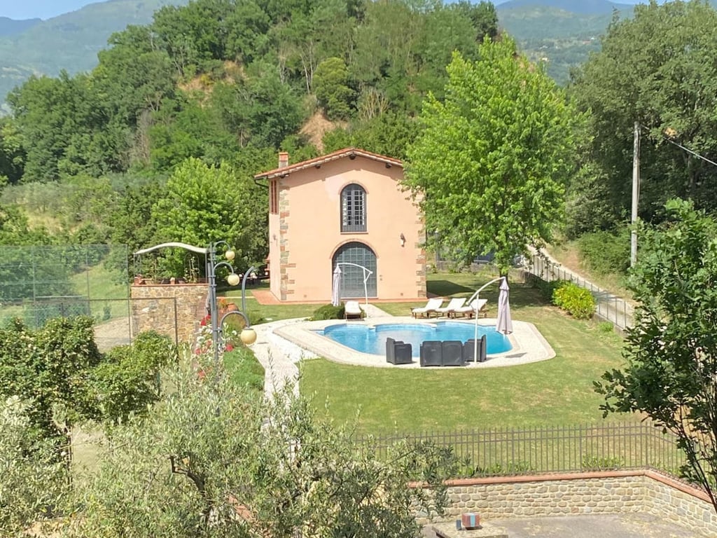 Treggiaia | Val d'Arno villa for 4 with a pool and tennis court