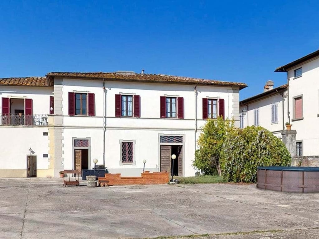 Villa Cicogna | Historic palazzo at the edge of a Tuscan village