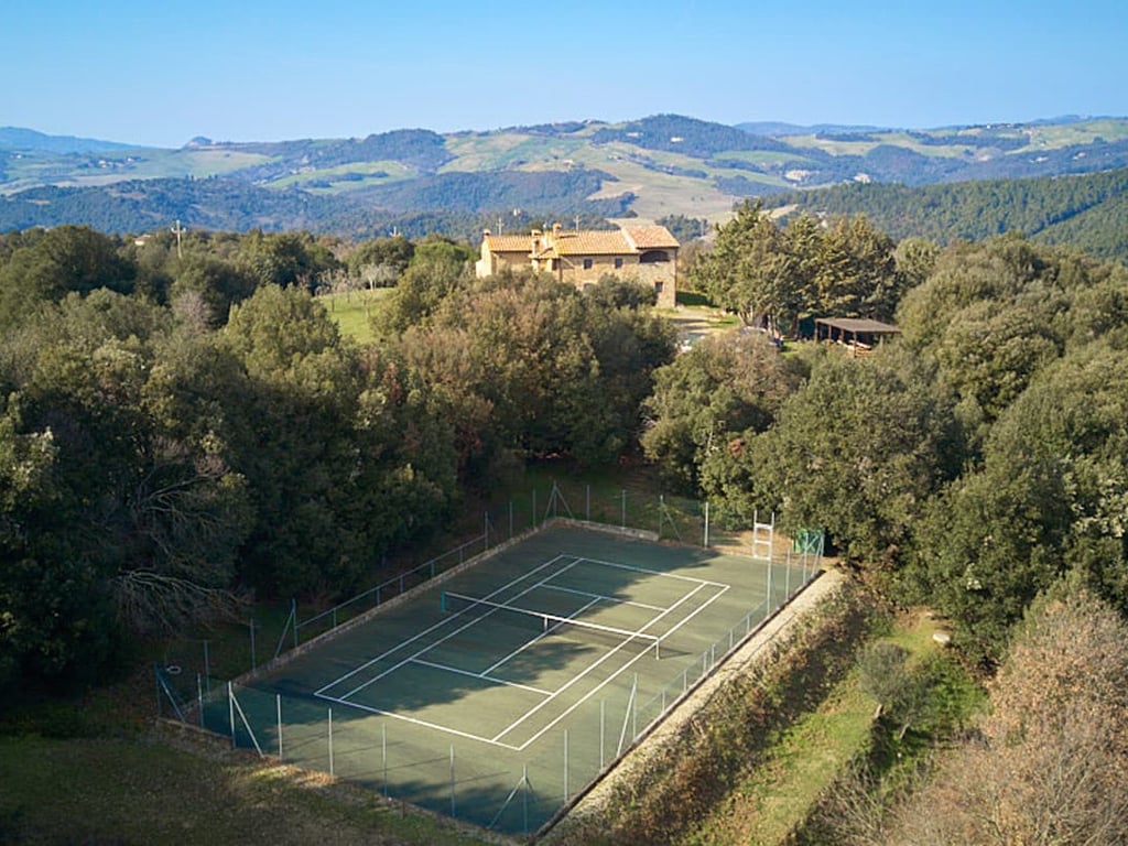 Villa Amorosa | Tuscan Villa for 12 with fenced pool and tennis court
