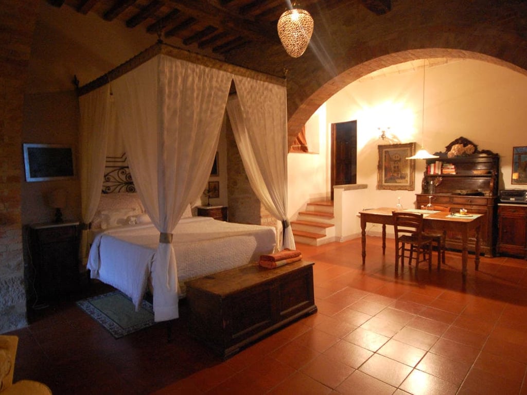 Scuderia | A romantic cottage with a four poster bed