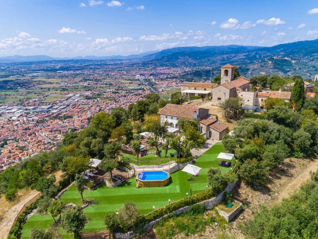 Alta | Striking villa in a Tuscan hilltop castle