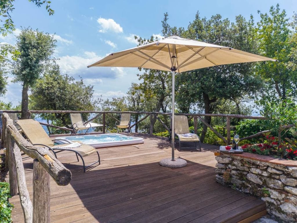 Alta | Striking villa in a Tuscan hilltop castle