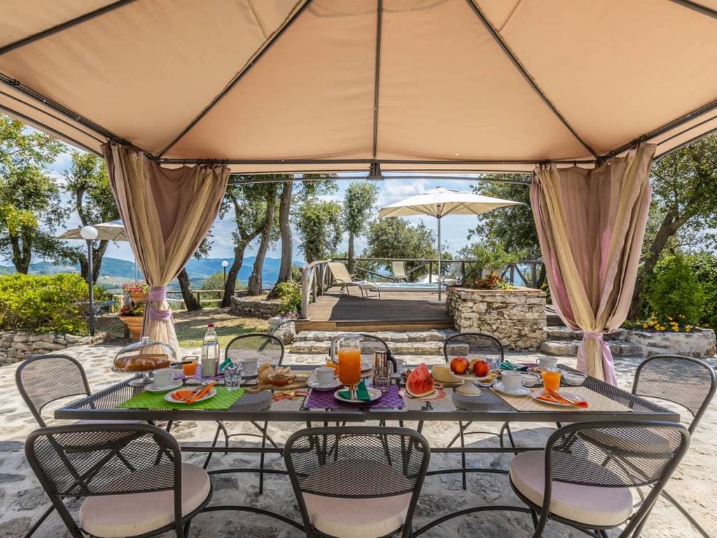 Alta | Striking villa in a Tuscan hilltop castle