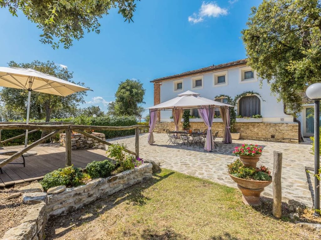 Alta | Striking villa in a Tuscan hilltop castle