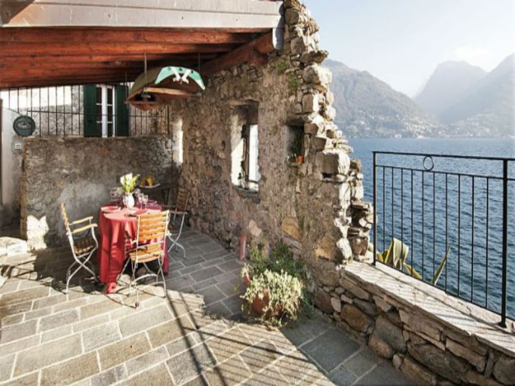 Casa del Pescatore | A lakeside villa with terraces on the waterfront