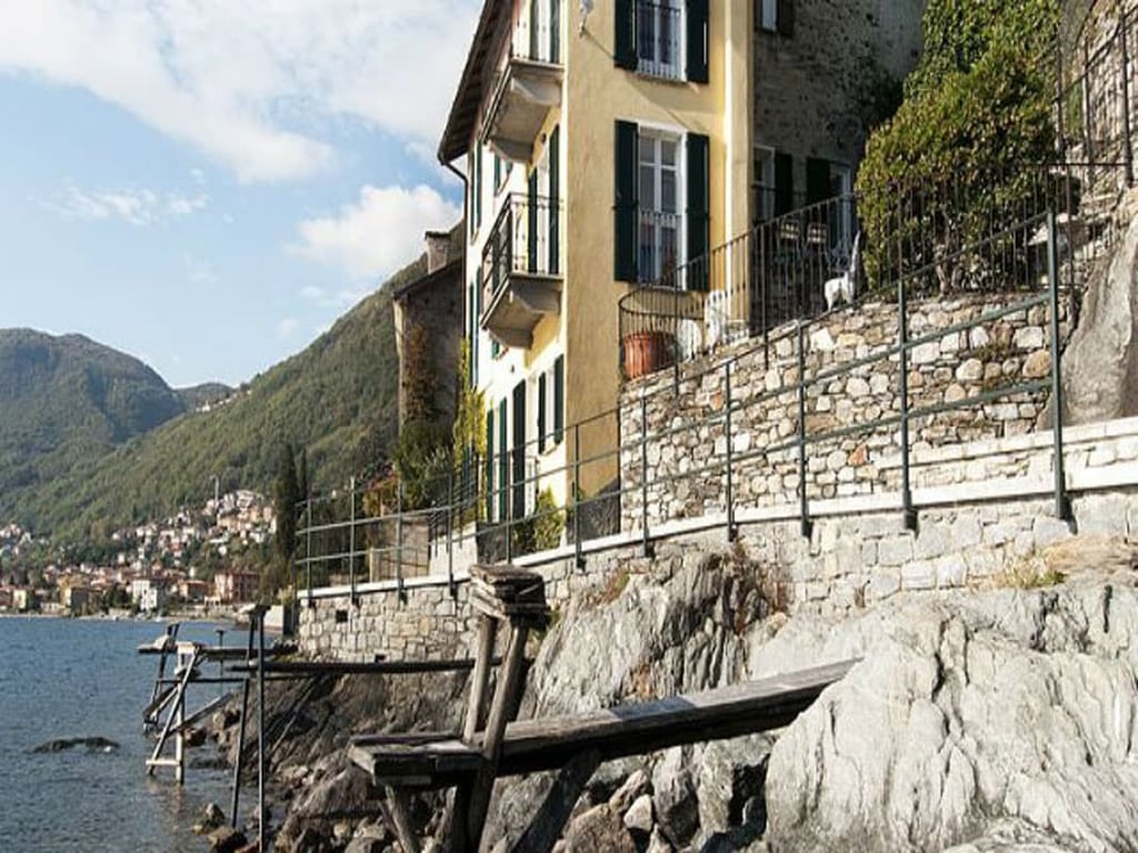Casa del Pescatore | A lakeside villa with terraces on the waterfront