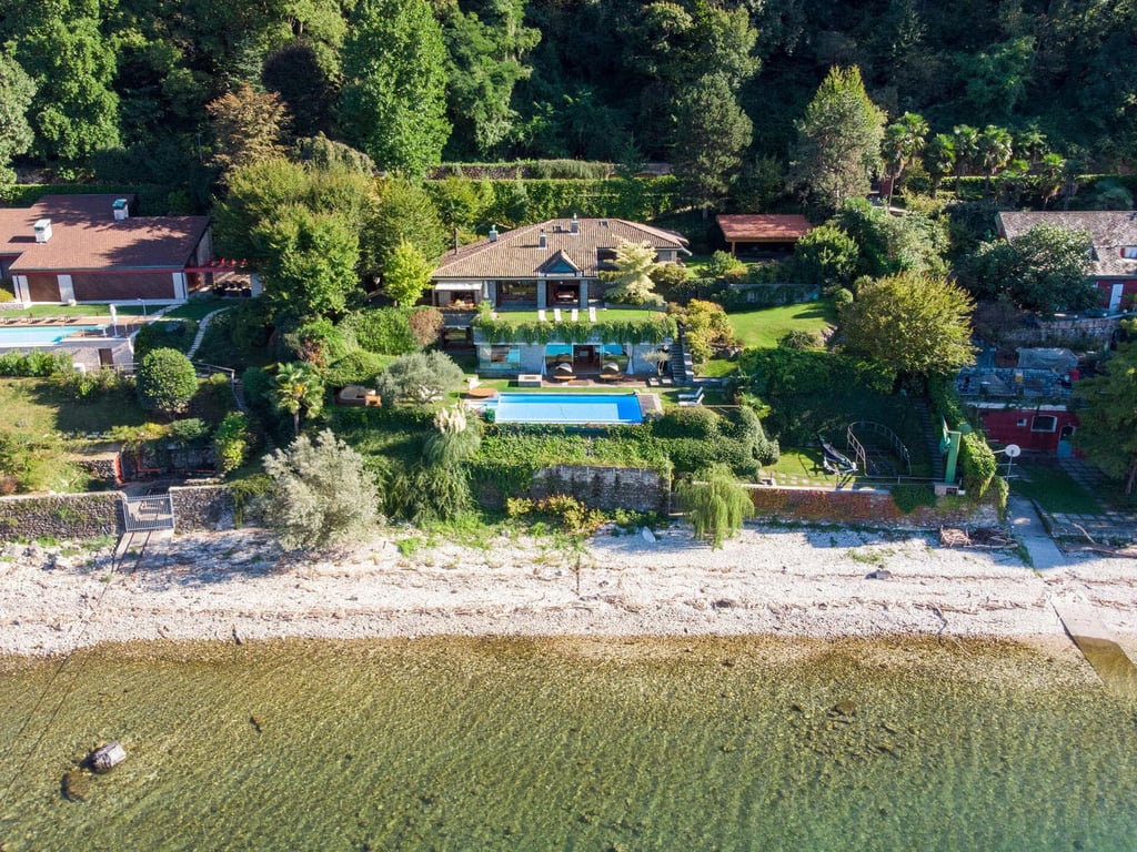 Ispirata | Modernist villa with a private beach on Lake Maggiore