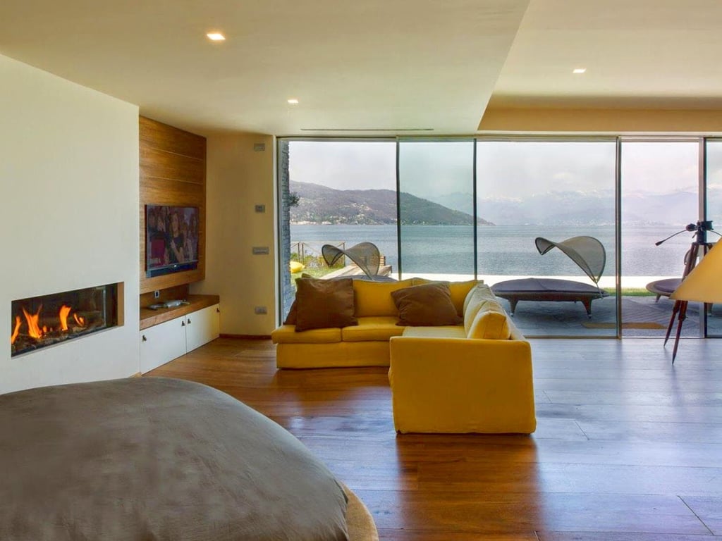 Ispirata | Modernist villa with a private beach on Lake Maggiore