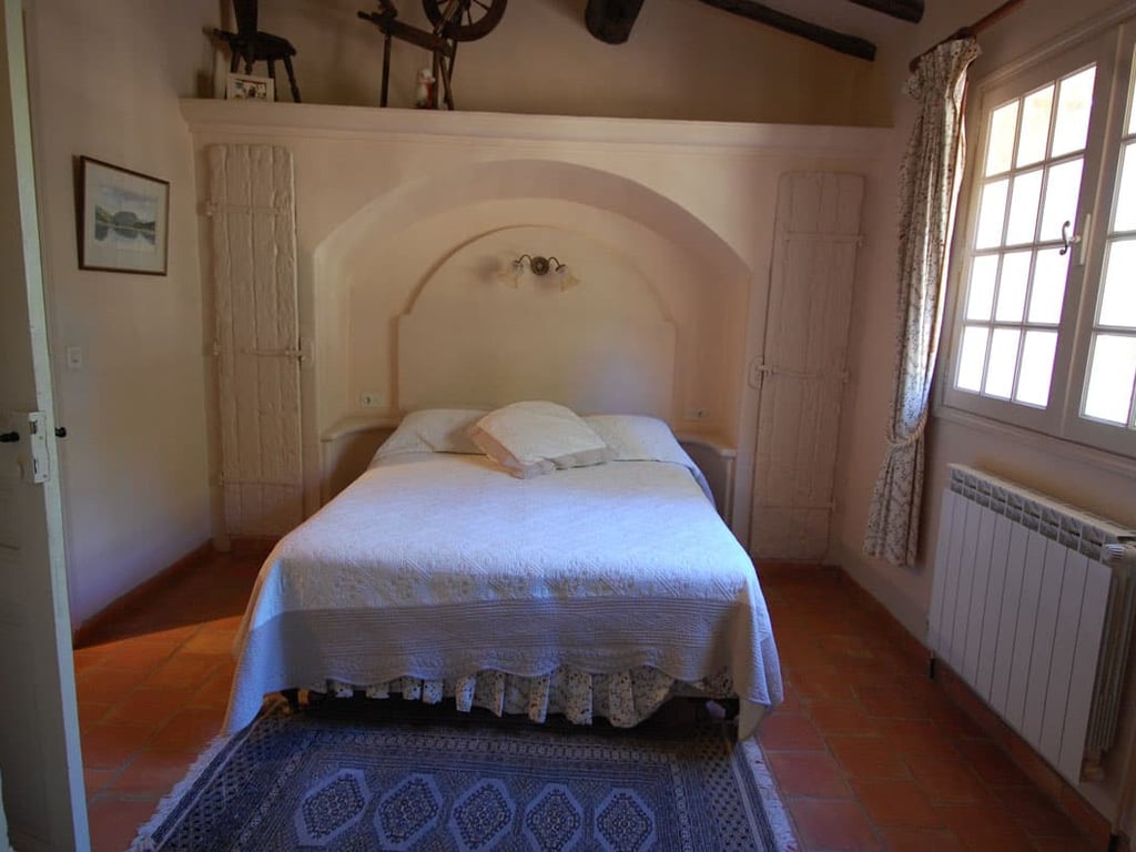 Maison Romaine for 6 | A Stylish villa wrapped around its own pool