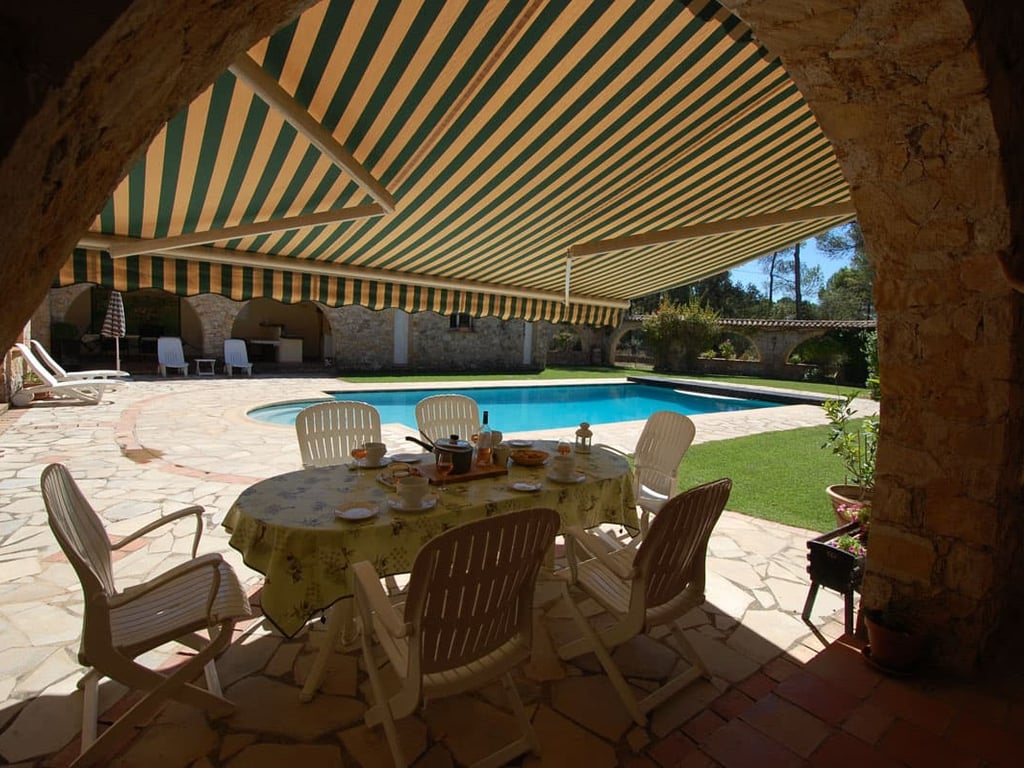 Maison Romaine for 6 | A Stylish villa wrapped around its own pool