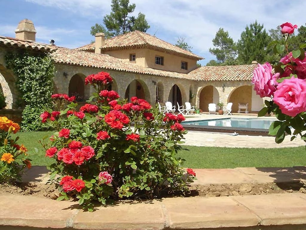 Maison Romaine for 6 | A Stylish villa wrapped around its own pool