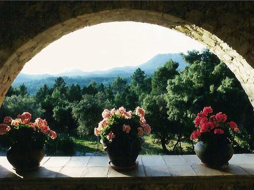 Maison Romaine for 6 | A Stylish villa wrapped around its own pool