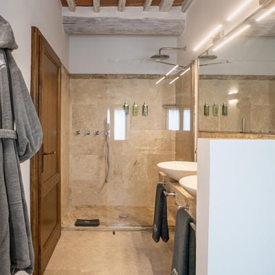 Podere Castello | Elegant Tuscan Farmhouse with vineyard views