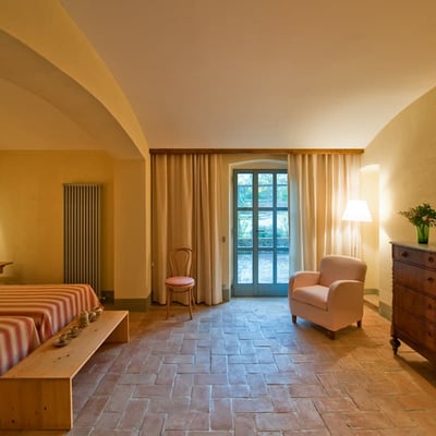 The light in the bedrooms is warm