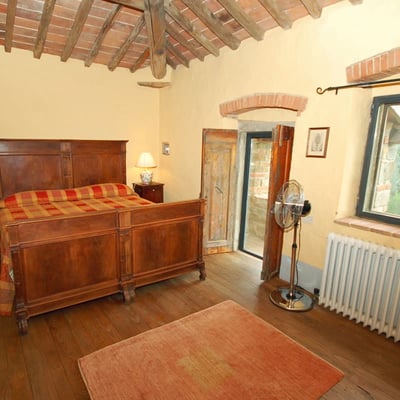 Guardiano: Historic Val di Chiana villa for 5 with pool