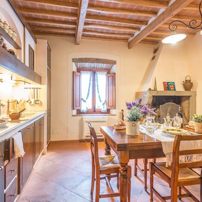 Ambra | Tuscan apartment in a historic building