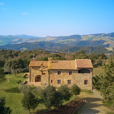 Villa Amorosa | Tuscan Villa for 12 with fenced pool and tennis court