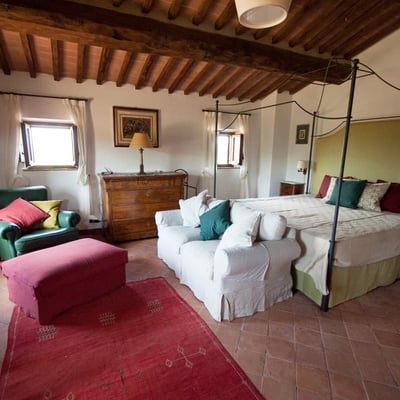 Villa Amorosa | Tuscan Villa for 12 with fenced pool and tennis court