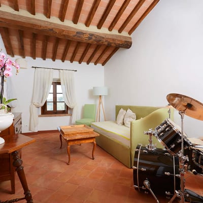 Villa Amorosa | Tuscan Villa for 12 with fenced pool and tennis court