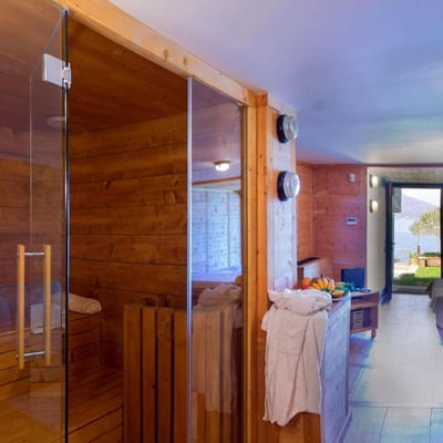 Ispirata | Modernist villa with a private beach on Lake Maggiore