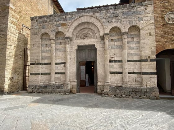 Why and how did people live vertically in San Gimignano?