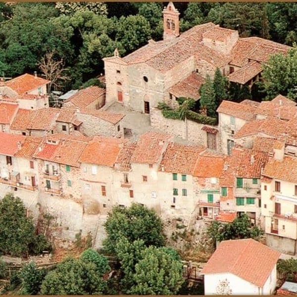 Badia Agnano is under a mile away