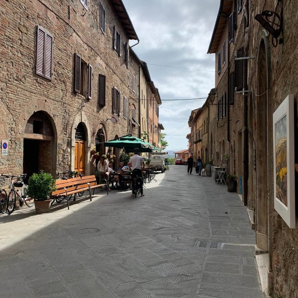 The nearby village of Casole d'elsa has restaurants, bars and shops.