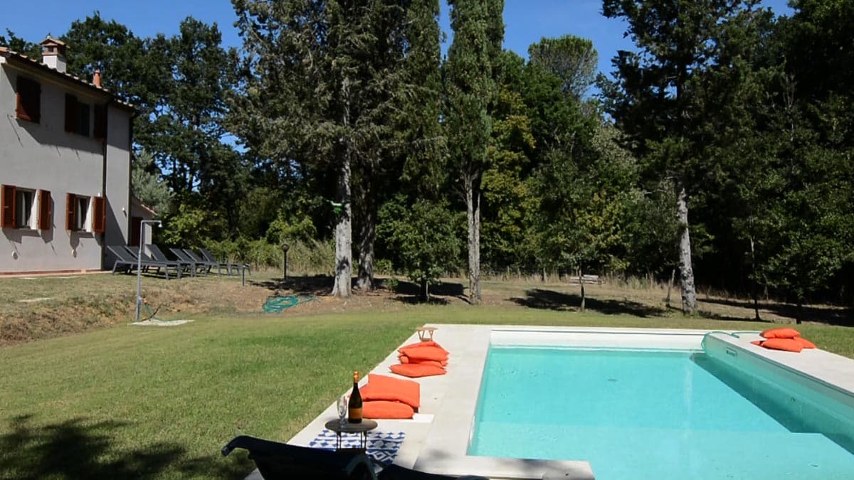 The pool and villa are surrounded by shading woods of cypress, evergreen oak and pine trees villa-di-mezzo51