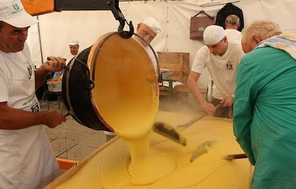 How to serve polenta to a crowd