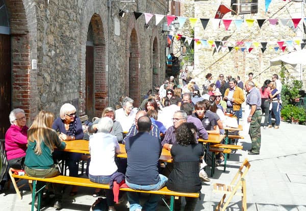 Sagra picnic tables are a great place to meet people
