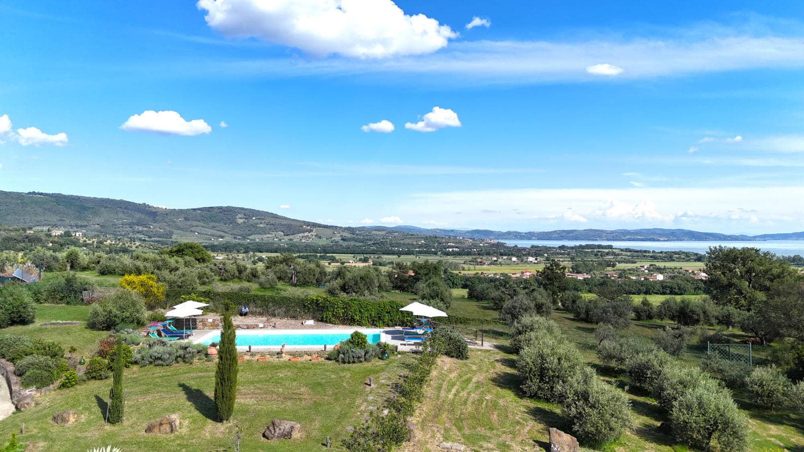 Castelonchio has wonderful views of Lake Trasimeno Castelonchio-004