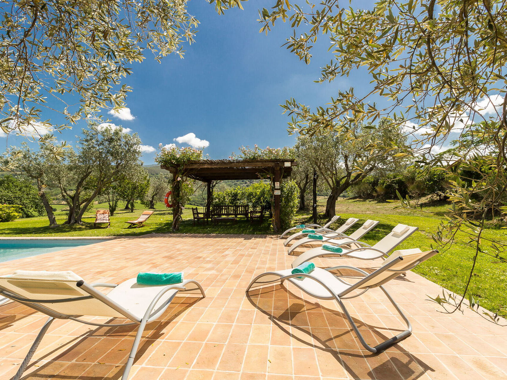 silenti-pool-pergola