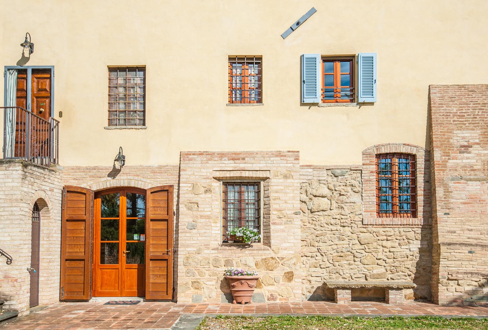 Villa San Miniato was once a fortress, the walls at their base are up to two metres (6 feet) thick. Villa-San-Minato_10